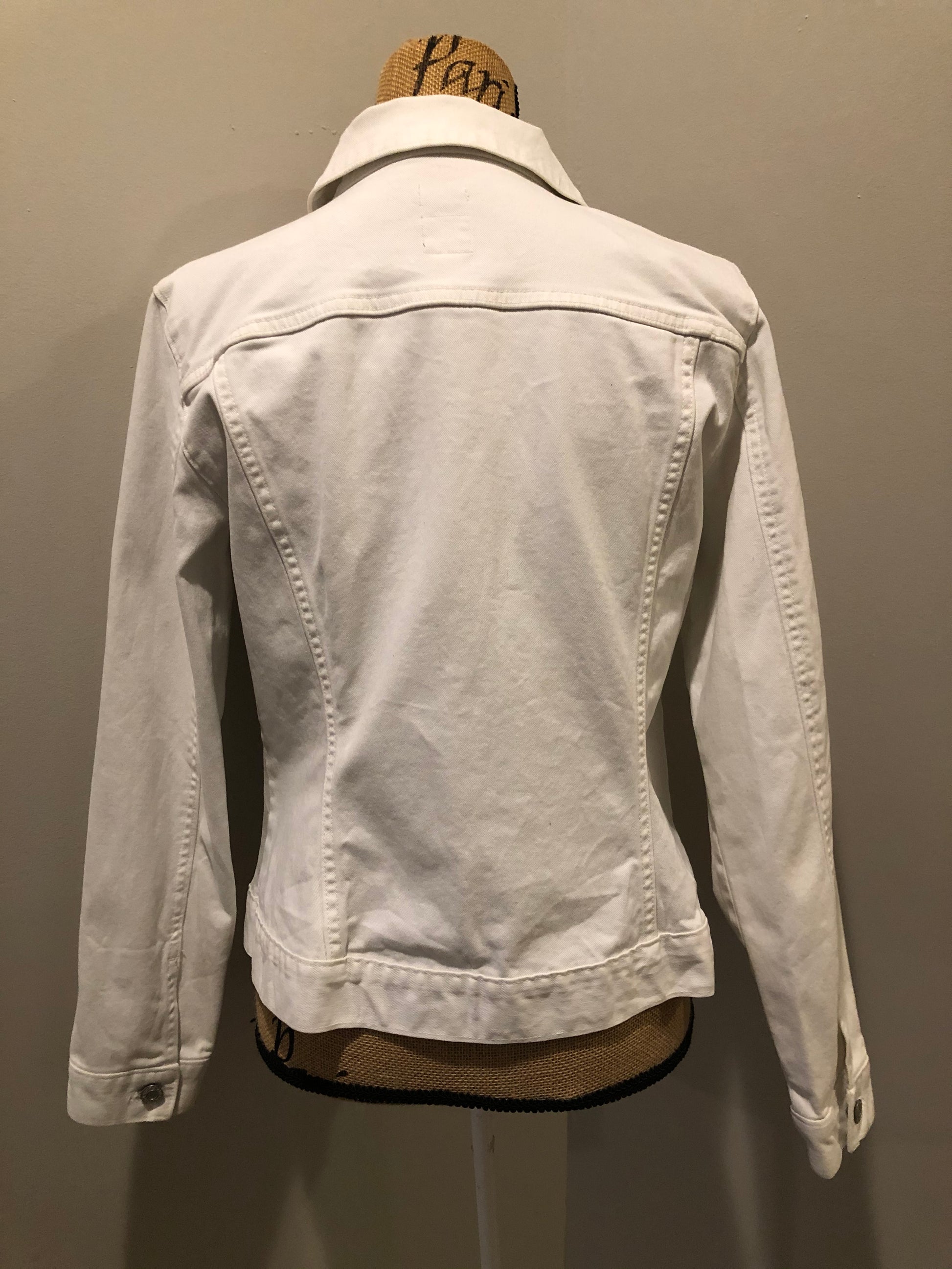 Kingspier Vintage - Gap stretch denim jacket in white with button closures and two flap pockets on the chest. Size large.