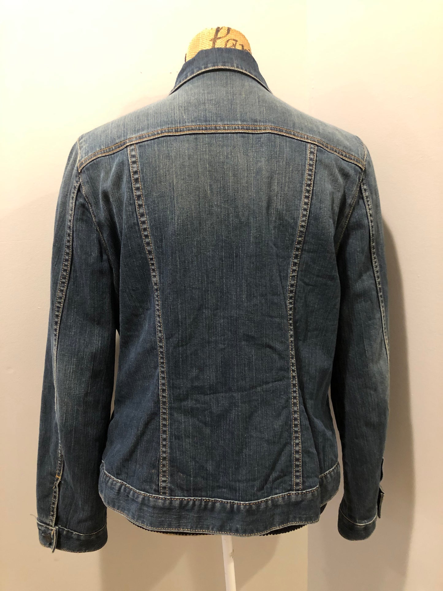 Kingspier Vintage - Gap denim jacket in a “dirty wash” with a colourful 100% lambswool lining, quilted lining in the arms, button closures and two flap pockets on the chest. Size large.