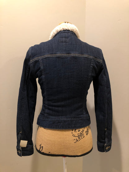 Kingspier Vintage - Levi’s Sherpa style denim jacket in a dark wash with stretch, pleats running down the front, faux fur lining and quilted lining in both arms, button closures and one patch pocket. Size XS.