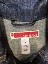 Load image into Gallery viewer, Kingspier Vintage - Gap Jeans denim jacket in a medium faded wash with button closures, vertical pockets, two flap pockets on the chest. Size medium.
