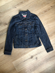 Kingspier Vintage - Gap Jeans denim jacket in a medium faded wash with button closures, vertical pockets, two flap pockets on the chest. Size medium.