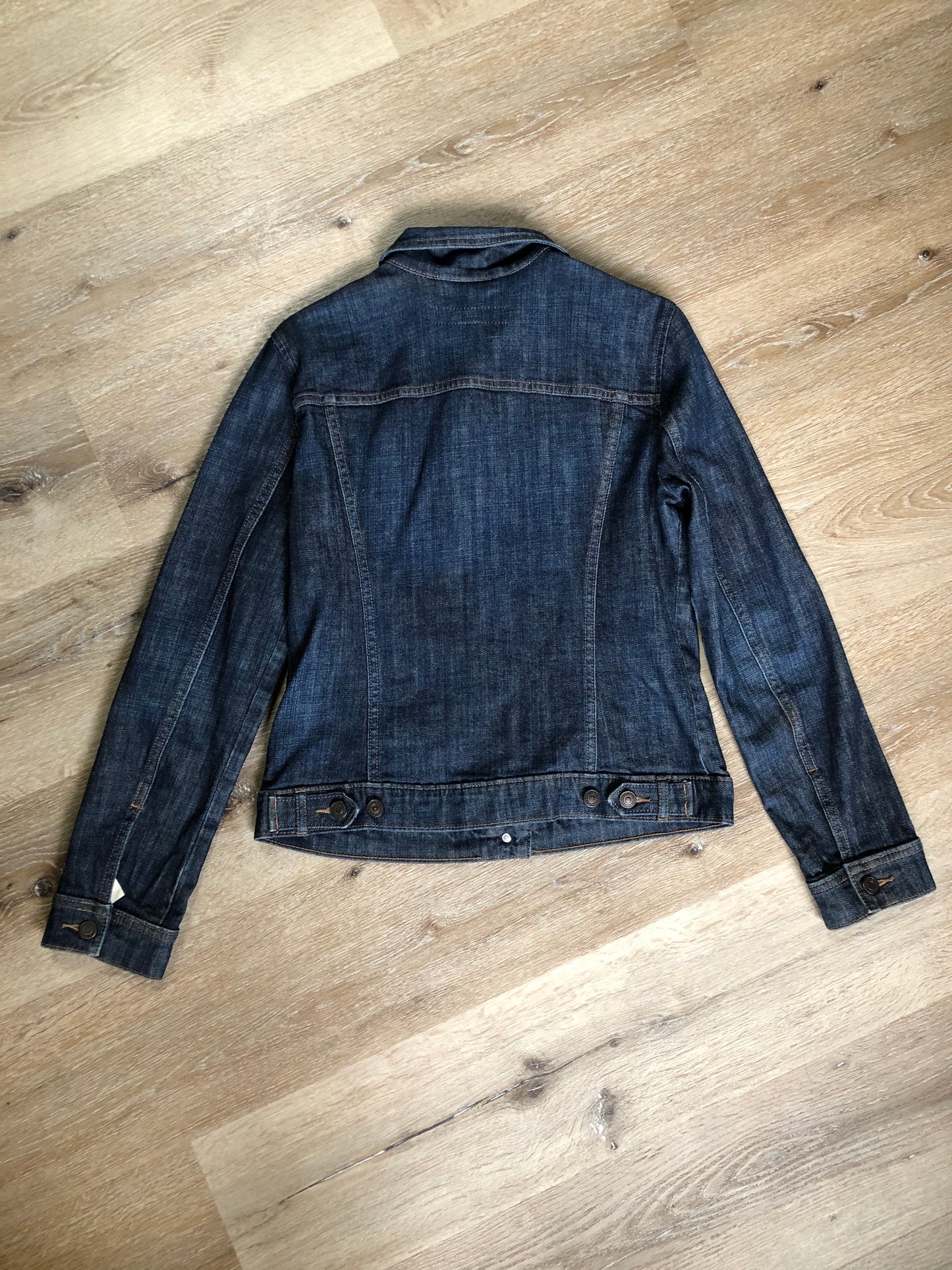 Kingspier Vintage - Gap Jeans denim jacket in a medium faded wash with button closures, vertical pockets, two flap pockets on the chest. Size medium.