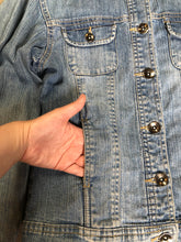 Load image into Gallery viewer, Kingspier Vintage - Liquid Jeans denim jacket in a light wash with buttons, hand warmer pockets and flap pockets on the chest. Size small.
