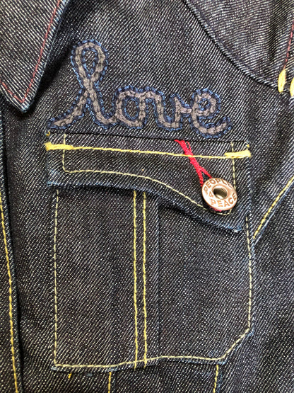 Kingspier Vintage - People for Peace cropped denim jacket in a dark wash with colourful embroidery all over, button closures, two zip pockets and two flap pockets on the chest. Size small.