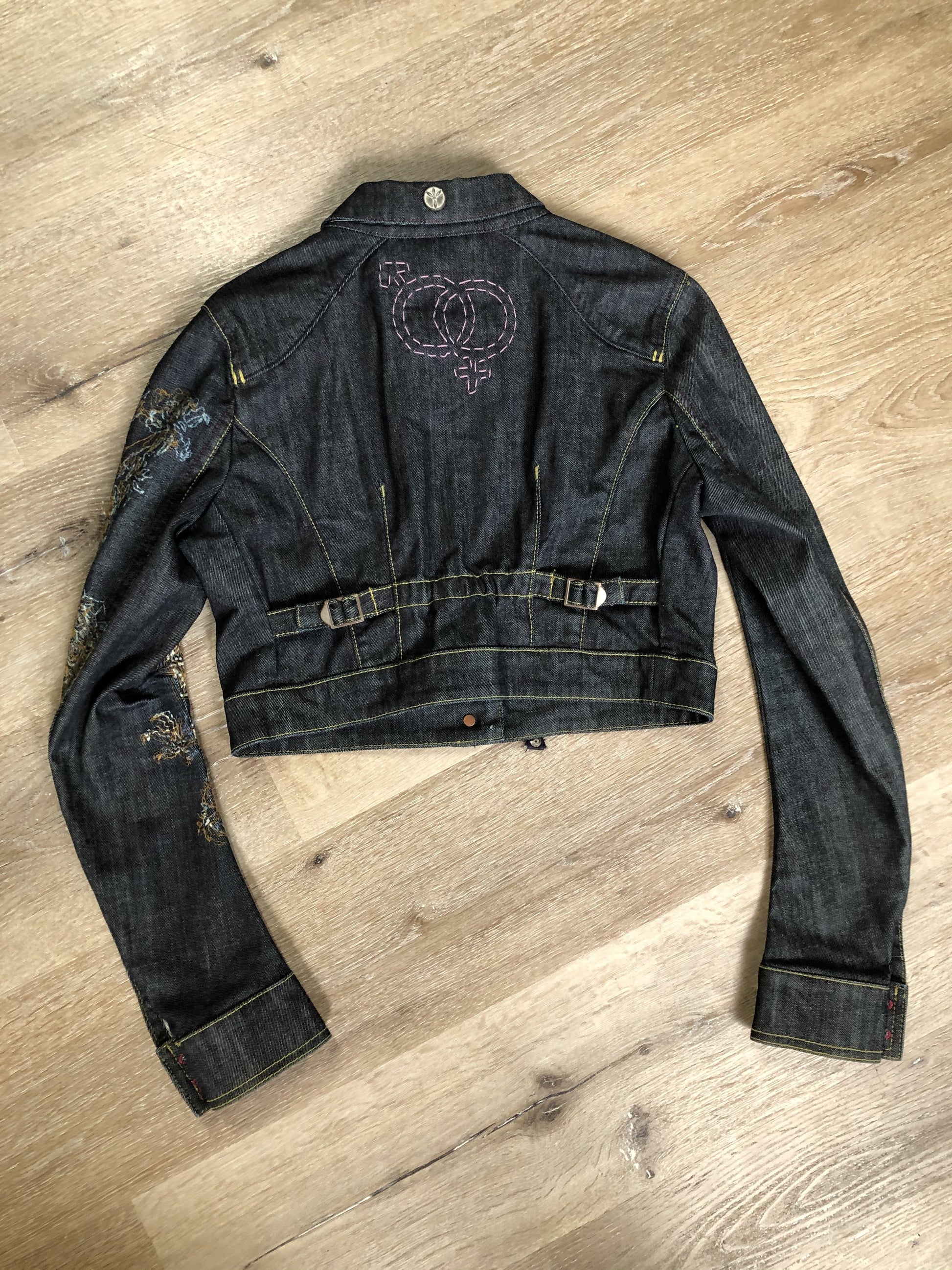 Kingspier Vintage - People for Peace cropped denim jacket in a dark wash with colourful embroidery all over, button closures, two zip pockets and two flap pockets on the chest. Size small.