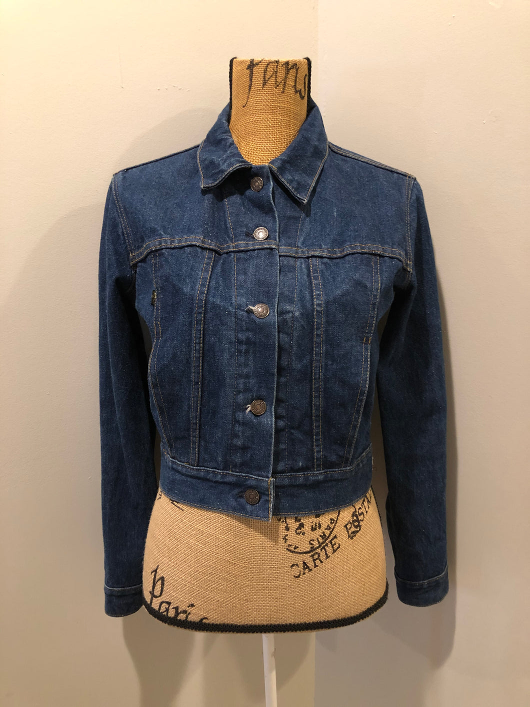 Kingspier Vintage - Levi’s denim jacket in a medium wash with button closures, hand warmer pockets, size medium.