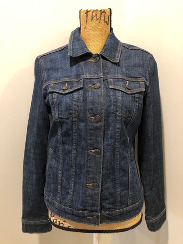Kingspier Vintage - Gap Jeans denim jacket in a medium faded wash with button closures, vertical pockets, two flap pockets on the chest. Size medium.