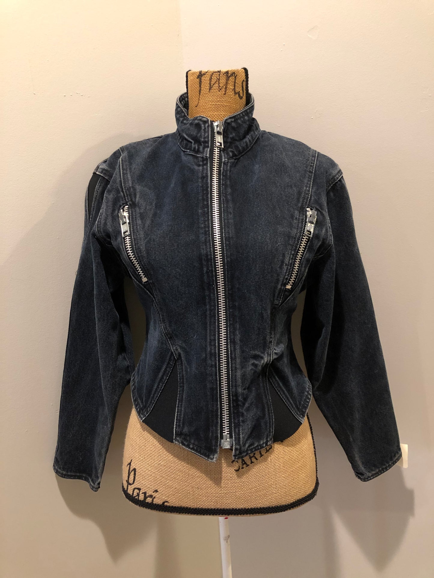 Kingspier Vintage - Santana denim jacket in faded black with elastic sections to hug the body, zipper and zip vertical pockets. Made in Canada. Size medium