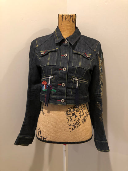 Kingspier Vintage - People for Peace cropped denim jacket in a dark wash with colourful embroidery all over, button closures, two zip pockets and two flap pockets on the chest. Size small.