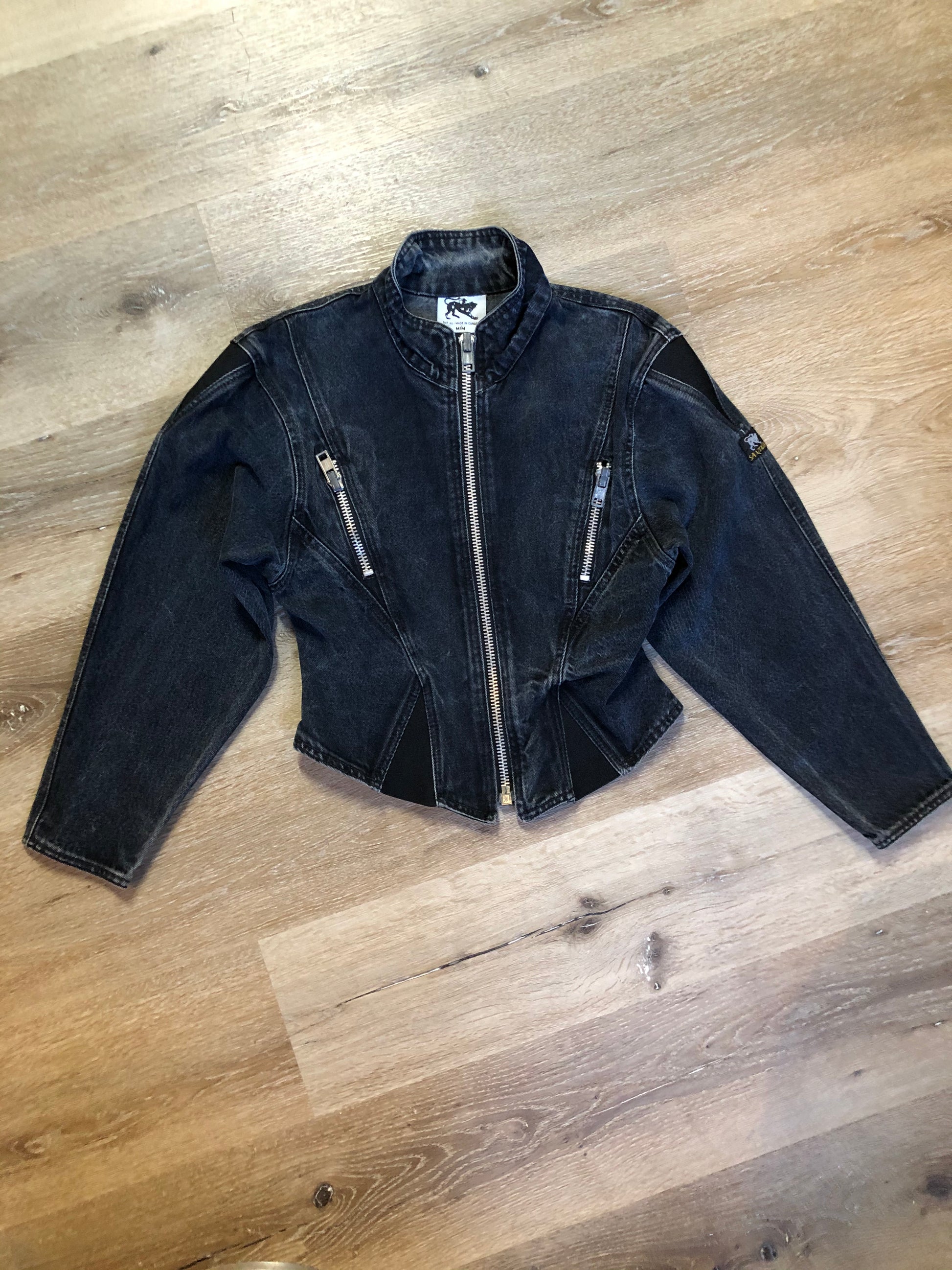 Kingspier Vintage - Santana denim jacket in faded black with elastic sections to hug the body, zipper and zip vertical pockets. Made in Canada. Size medium