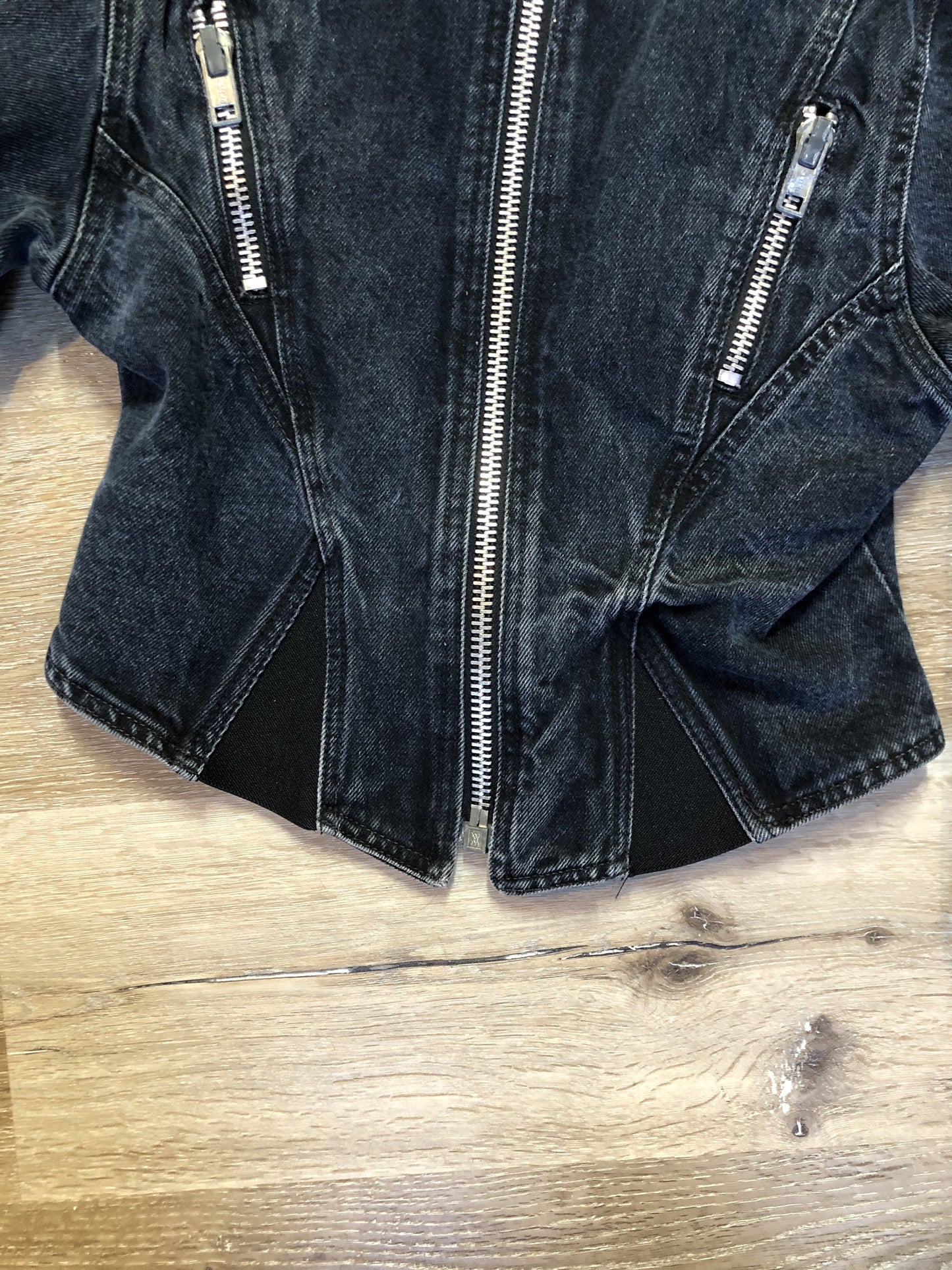 Kingspier Vintage - Santana denim jacket in faded black with elastic sections to hug the body, zipper and zip vertical pockets. Made in Canada. Size medium