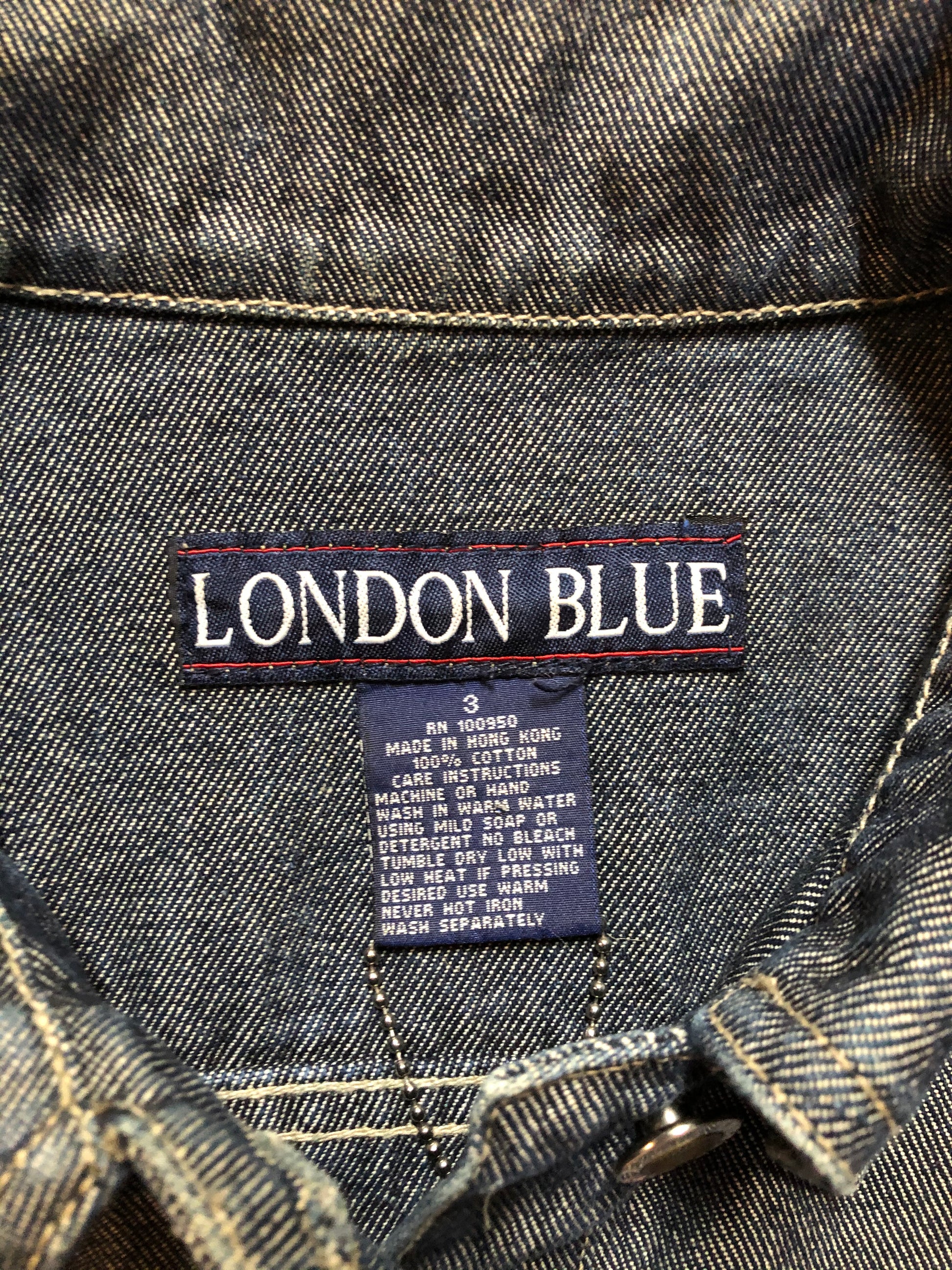 Kingspier Vintage - London Blue denim jacket in faded medium wash with button closures, vertical pockets, flap pockets on the chest and inside pockets. Size 3.