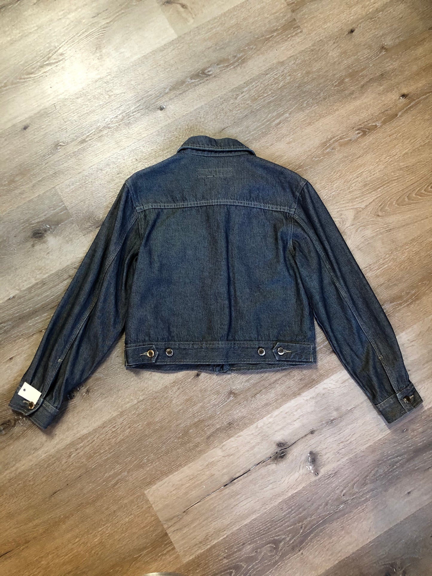 Kingspier Vintage - London Blue denim jacket in faded medium wash with button closures, vertical pockets, flap pockets on the chest and inside pockets. Size 3.