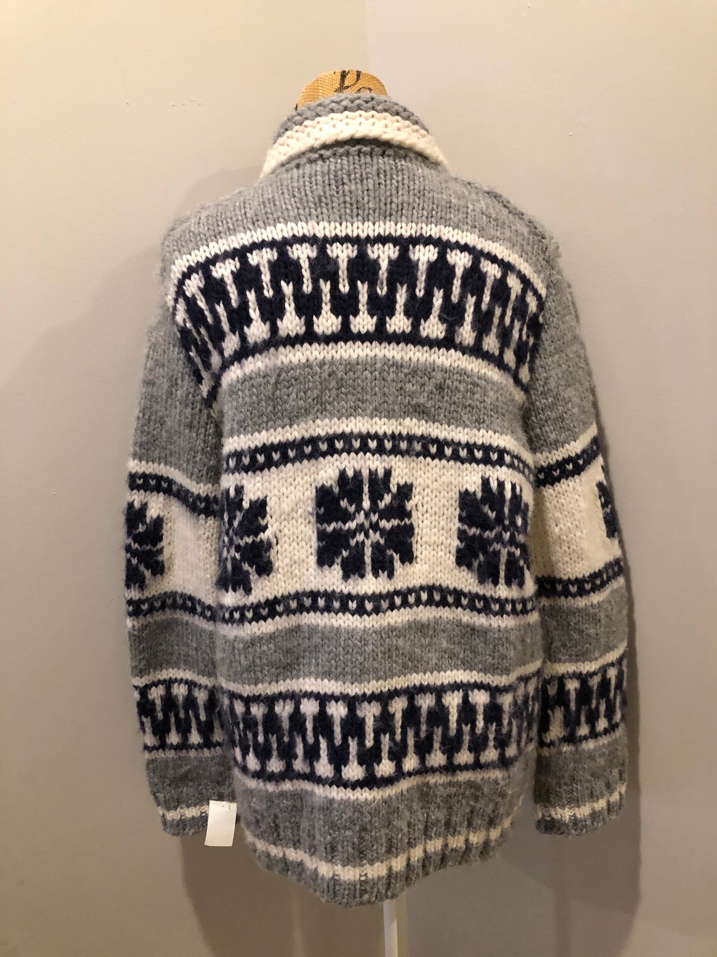 Kingspier Vintage - Cowichan style hand knit wool zip cardigan in white, grey and navy with floral design, zipper and pockets.