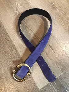 Kingspier Vintage -Vintage purple genuine suede belt with circular brass buckle and a synthetic backing. Size small.