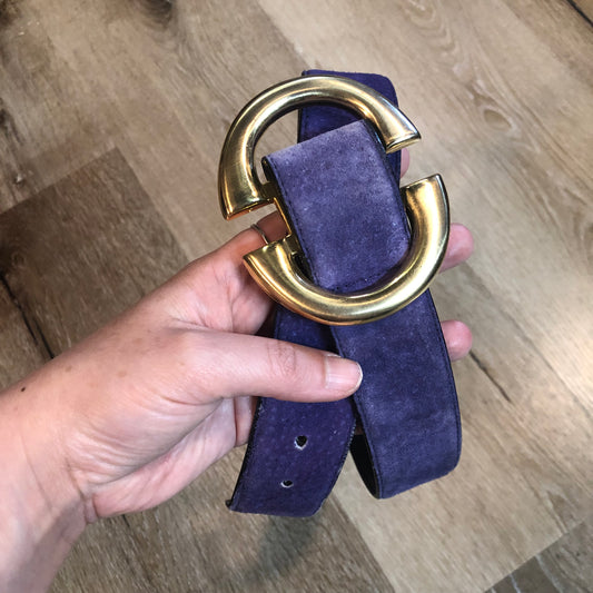 Kingspier Vintage -Vintage purple genuine suede belt with circular brass buckle and a synthetic backing. Size small.