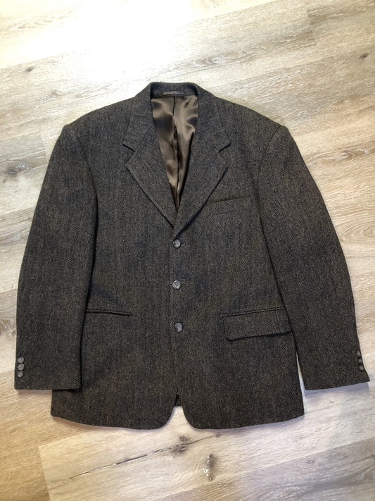 Kingspier Vintage - Protocol brown herringbone 100% pure virgin wool jacket. This jacket is a three button, notch lapel with a breast pocket, one flap pocket, one welt pocket and three inside pockets. Size 42S.