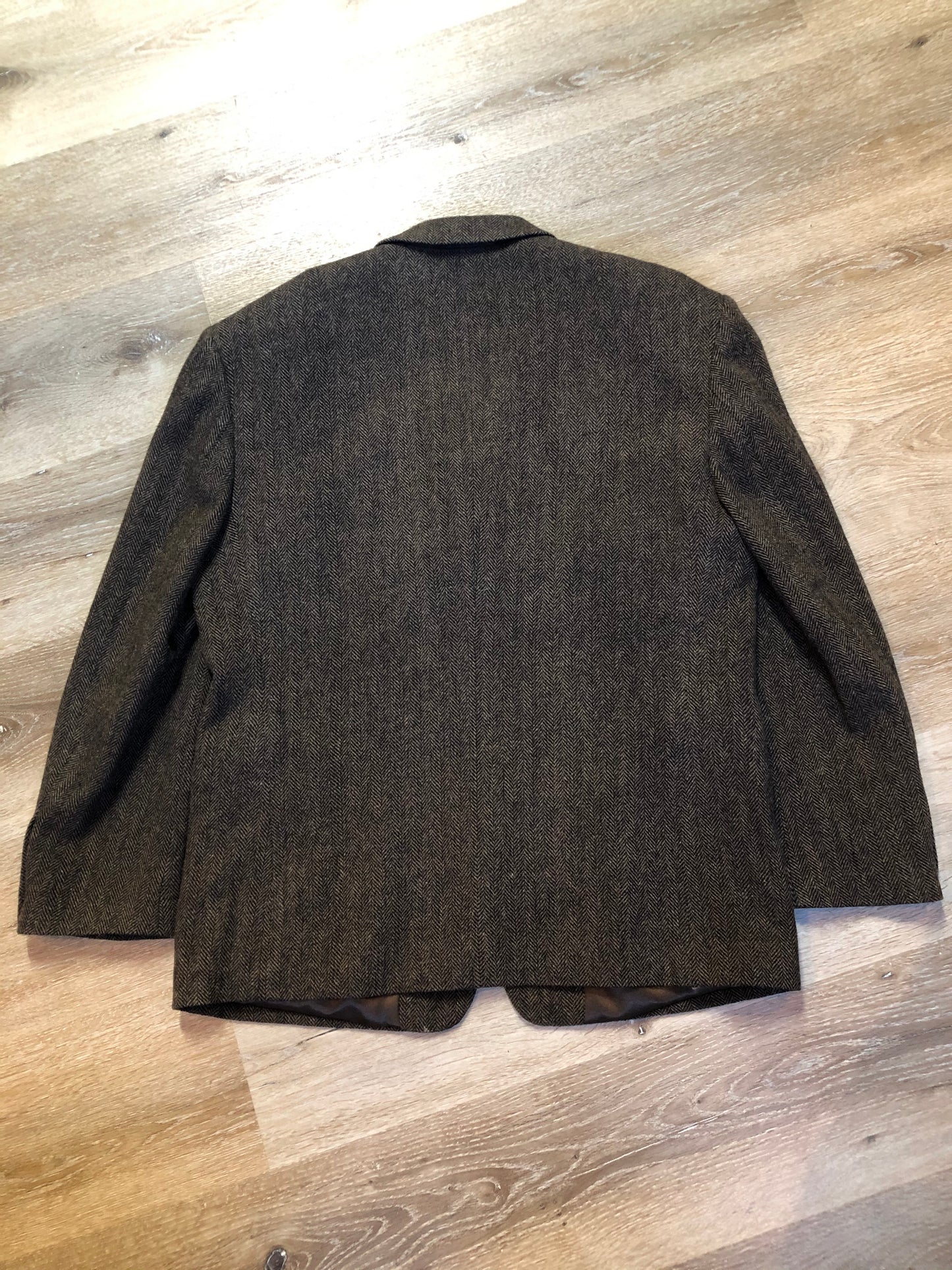 Kingspier Vintage - Protocol brown herringbone 100% pure virgin wool jacket. This jacket is a three button, notch lapel with a breast pocket, one flap pocket, one welt pocket and three inside pockets. Size 42S.