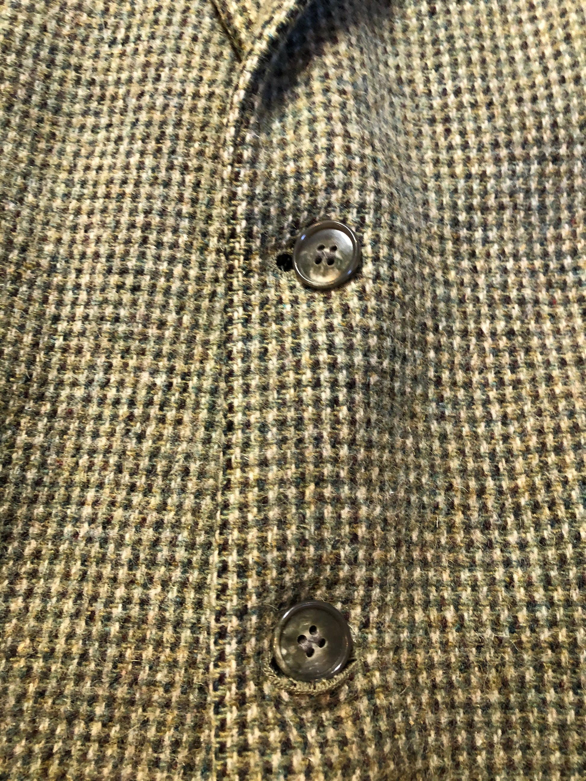 Kingspier Vintage - Harris Tweed grey 100% wool tweed jacket. This jacket is a two button, notch lapel with two flap pockets, a breast pocket and four inside pockets.