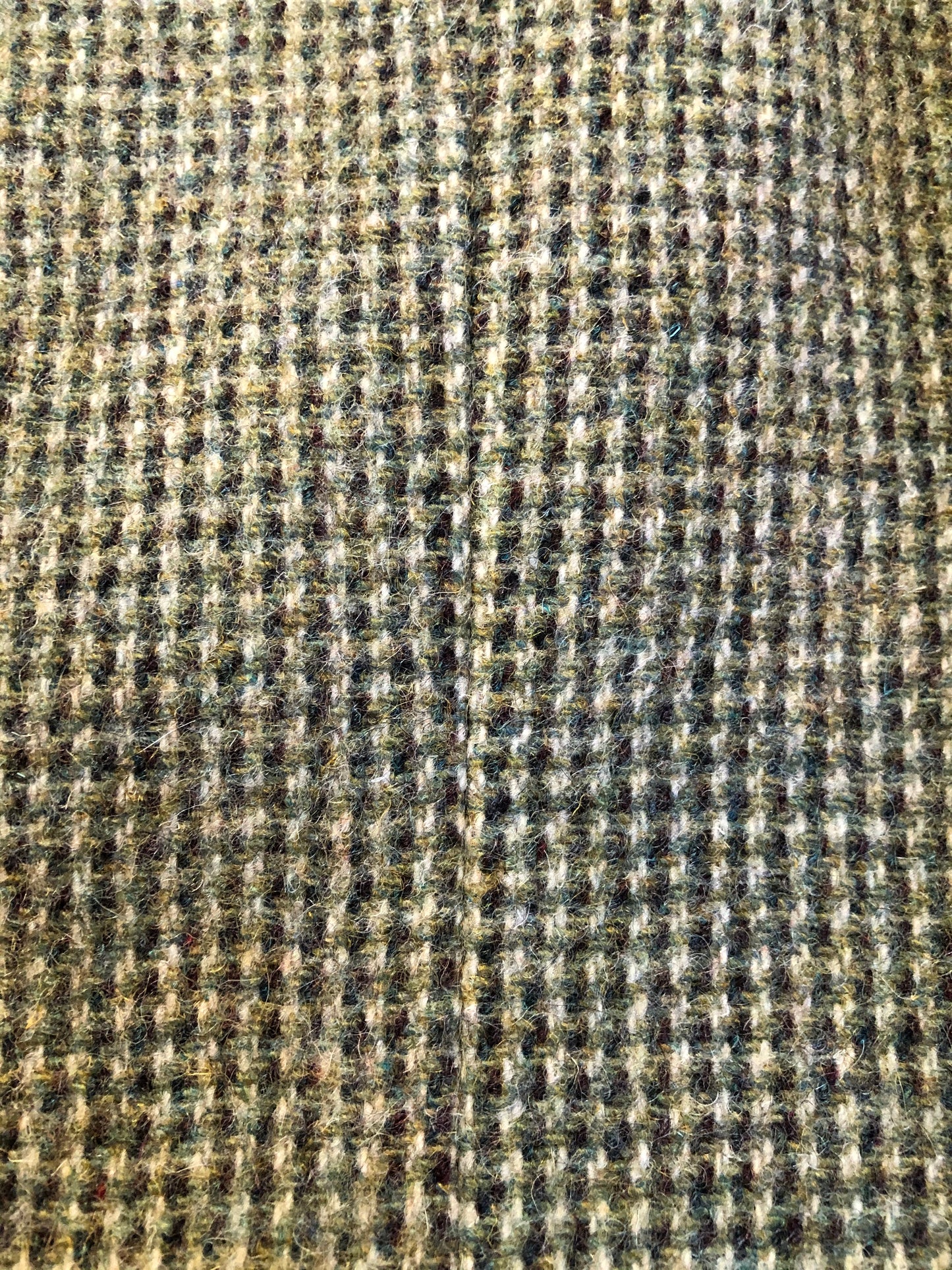 Kingspier Vintage - Harris Tweed grey 100% wool tweed jacket. This jacket is a two button, notch lapel with two flap pockets, a breast pocket and four inside pockets.