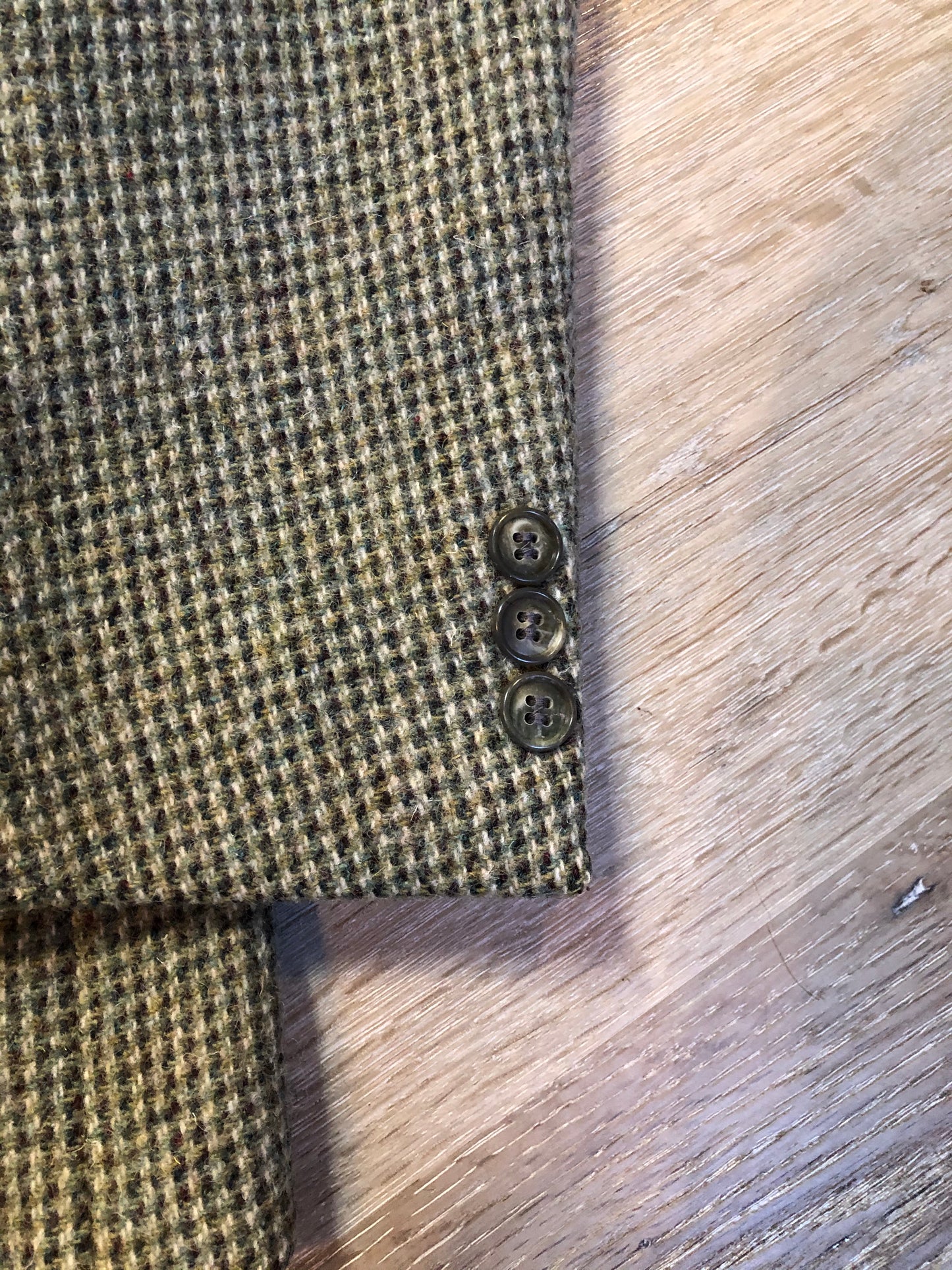 Kingspier Vintage - Harris Tweed grey 100% wool tweed jacket. This jacket is a two button, notch lapel with two flap pockets, a breast pocket and four inside pockets.