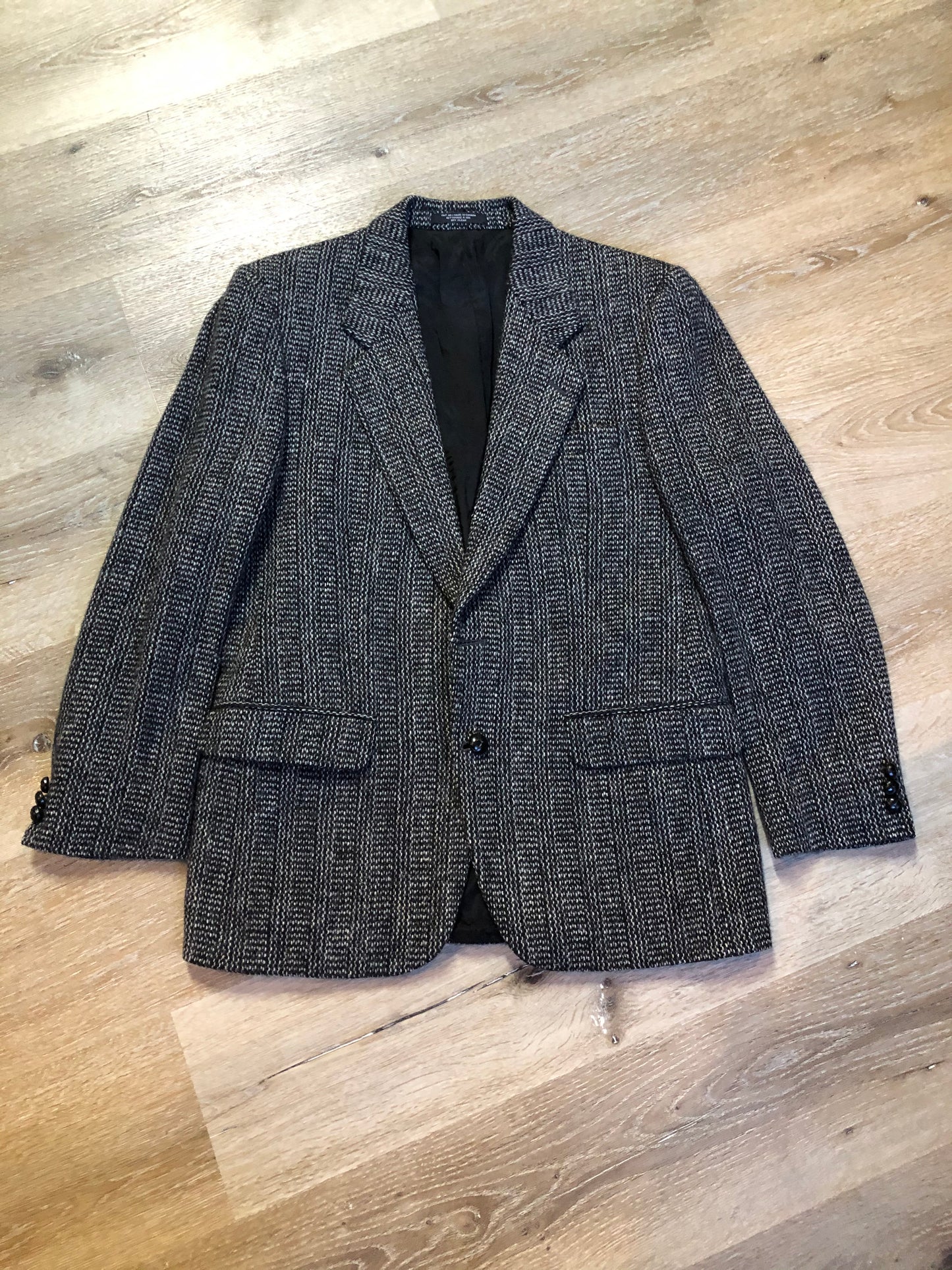 Kingspier Vintage - Harris Tweed black and white 100% wool tweed jacket. This jacket is a two button, notch lapel with two flap pockets, a breast pocket and two inside pockets. Made in Canada. Size 40.