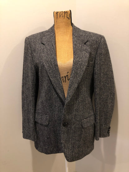 Kingspier Vintage - Harris Tweed black and white 100% wool tweed jacket. This jacket is a two button, notch lapel with two flap pockets, a breast pocket and two inside pockets. Made in Canada. Size 40.