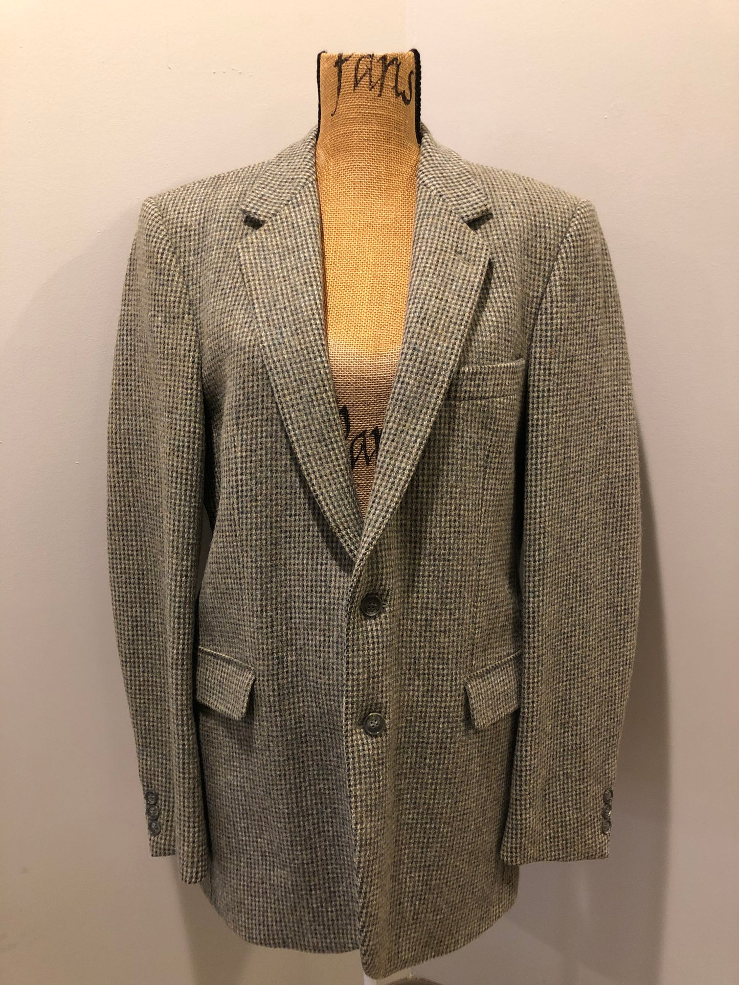 Kingspier Vintage - Harris Tweed grey 100% wool tweed jacket. This jacket is a two button, notch lapel with two flap pockets, a breast pocket and four inside pockets.