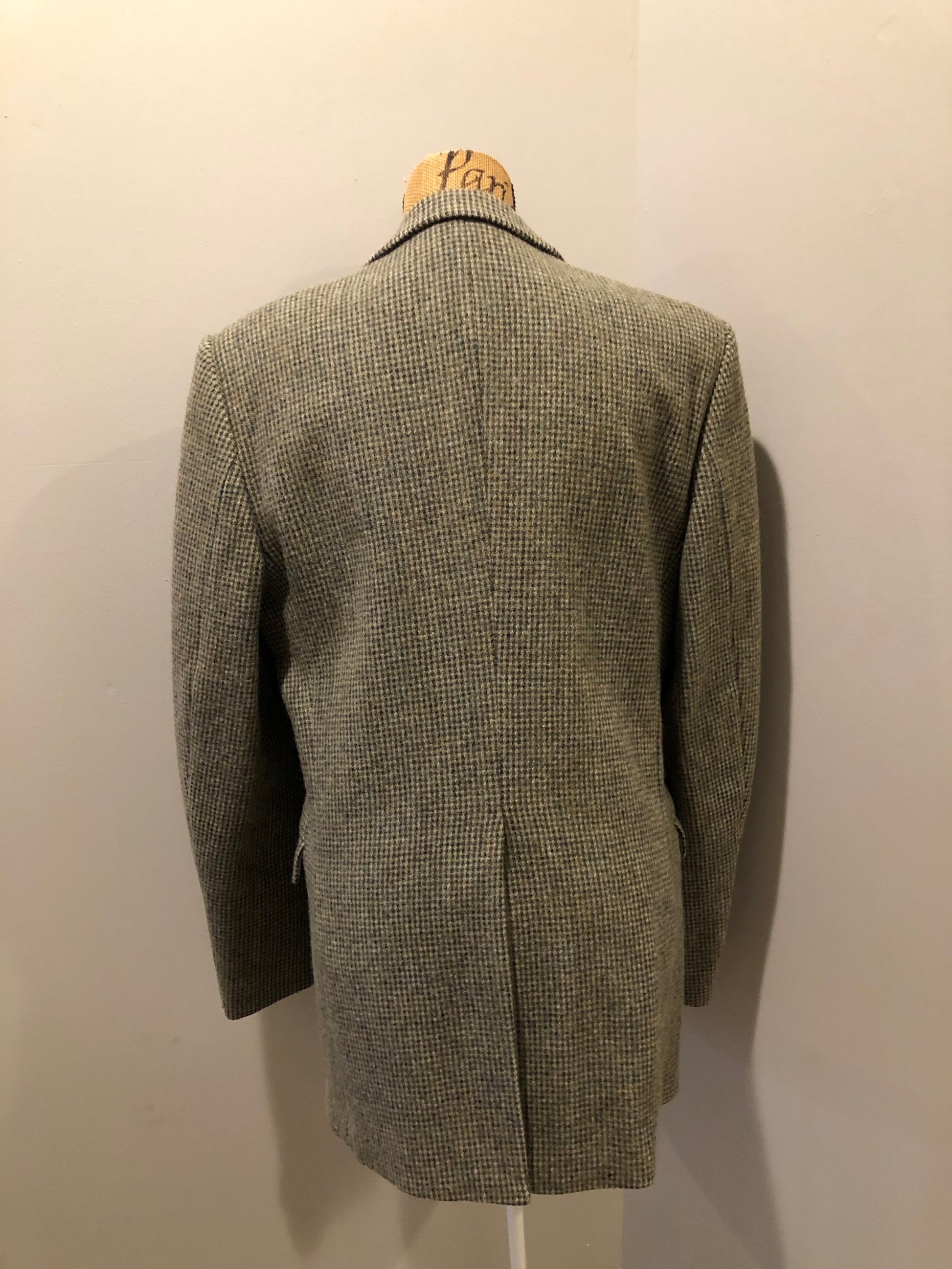 Kingspier Vintage - Harris Tweed grey 100% wool tweed jacket. This jacket is a two button, notch lapel with two flap pockets, a breast pocket and four inside pockets.