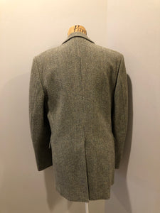 Kingspier Vintage - Harris Tweed grey 100% wool tweed jacket. This jacket is a two button, notch lapel with two flap pockets, a breast pocket and four inside pockets.