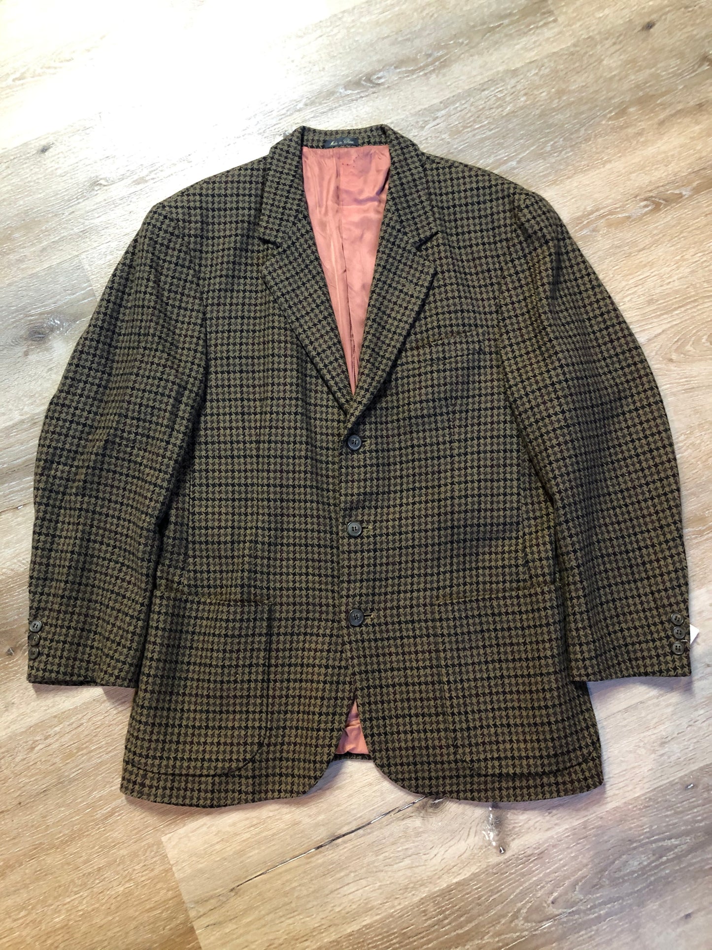 Kingspier Vintage - J.Riggings brown houndstooth 100% wool tweed jacket. This jacket is a two button, notch lapel with two patch pockets, a breast pocket and three inside pockets.