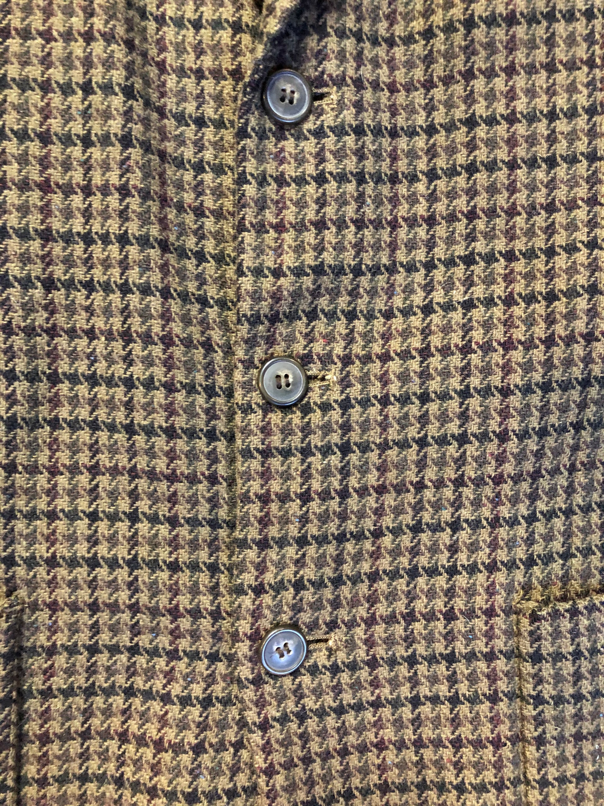 Kingspier Vintage - J.Riggings brown houndstooth 100% wool tweed jacket. This jacket is a two button, notch lapel with two patch pockets, a breast pocket and three inside pockets.