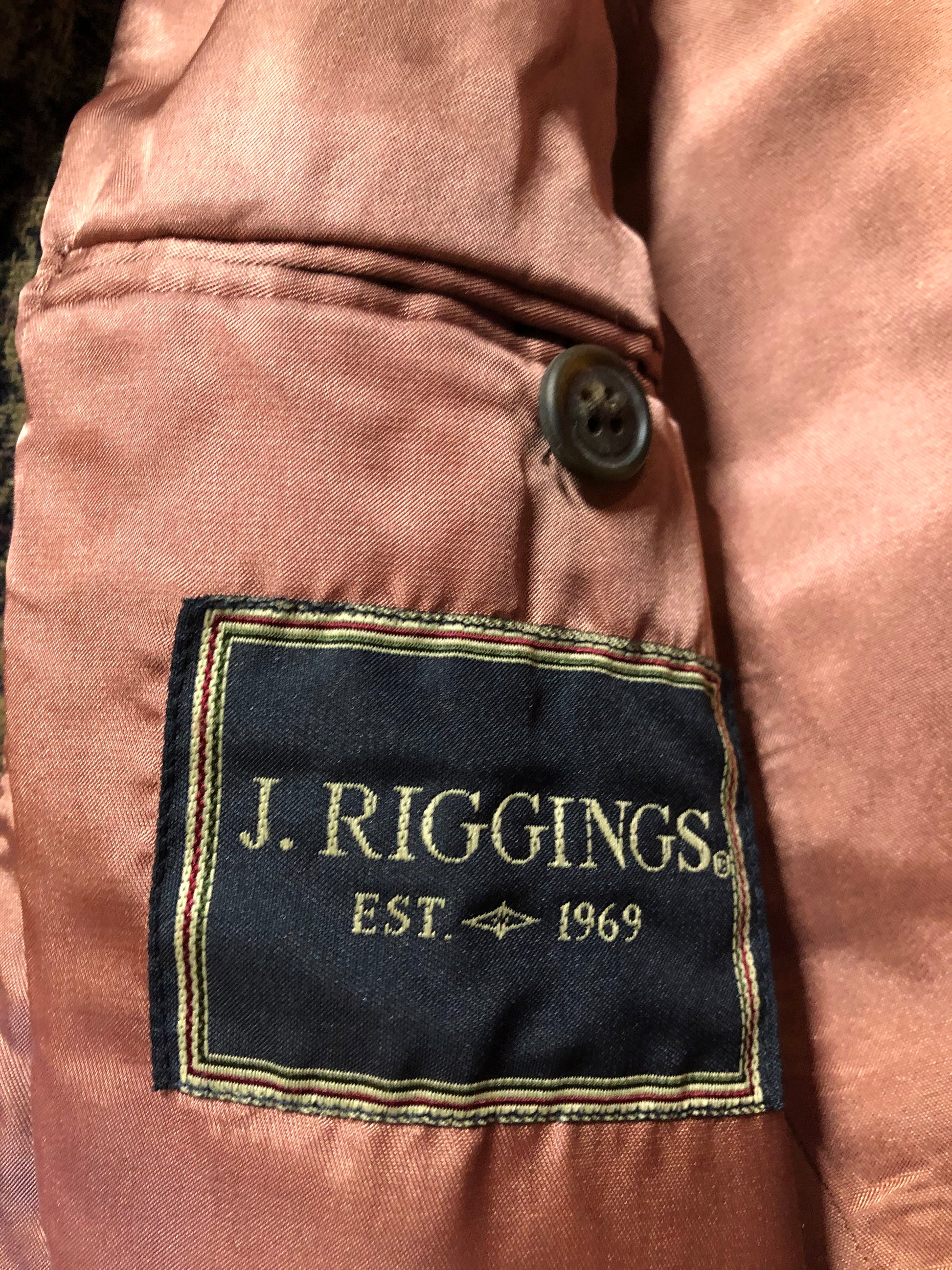 Kingspier Vintage - J.Riggings brown houndstooth 100% wool tweed jacket. This jacket is a two button, notch lapel with two patch pockets, a breast pocket and three inside pockets.