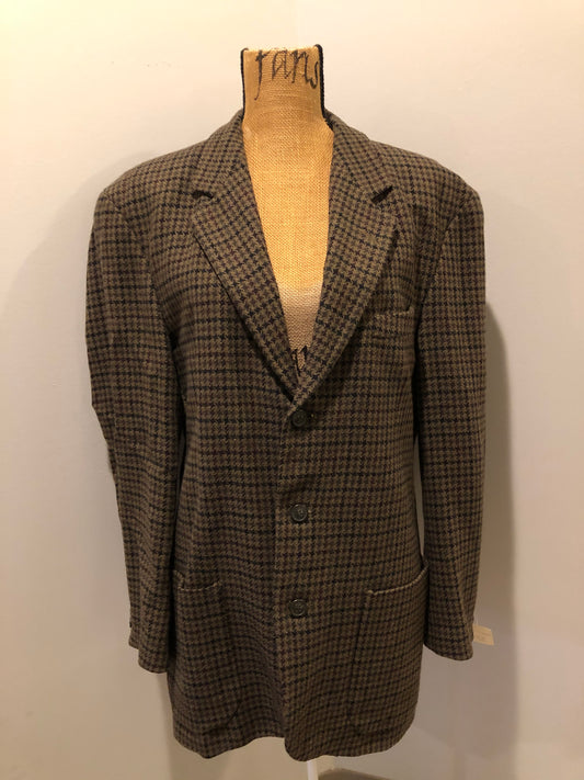 Kingspier Vintage - J.Riggings brown houndstooth 100% wool tweed jacket. This jacket is a two button, notch lapel with two patch pockets, a breast pocket and three inside pockets.