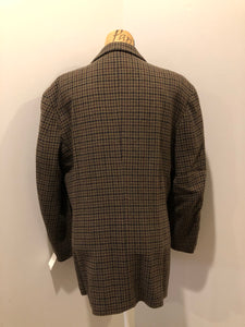 Kingspier Vintage - J.Riggings brown houndstooth 100% wool tweed jacket. This jacket is a two button, notch lapel with two patch pockets, a breast pocket and three inside pockets.