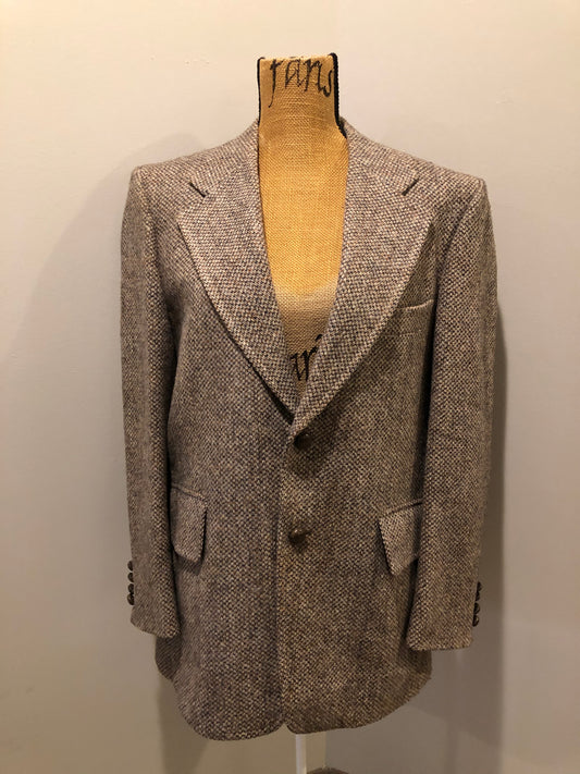 Kingspier Vintage - Harris Tweed beige with rust and grey flecks 100% wool tweed jacket. This jacket is a two button, notch lapel with two flap pockets, a breast pocket and two inside pockets. Made in Canada. Size 42R.