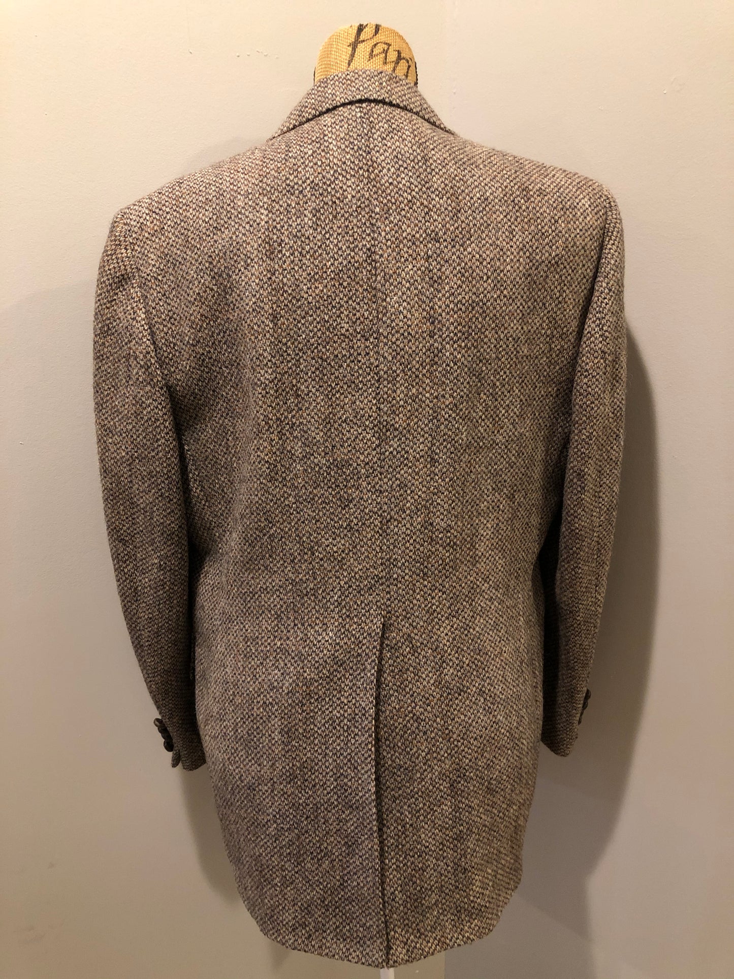 Kingspier Vintage - Harris Tweed beige with rust and grey flecks 100% wool tweed jacket. This jacket is a two button, notch lapel with two flap pockets, a breast pocket and two inside pockets. Made in Canada. Size 42R.