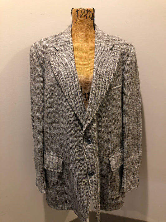 Kingspier Vintage - Morris Goldberg’s grey herringbone 100% wool tweed jacket. This jacket is a two button, notch lapel with two flap pockets, a breast pocket and three inside pockets. Made in Halifax, Nova Scotia.