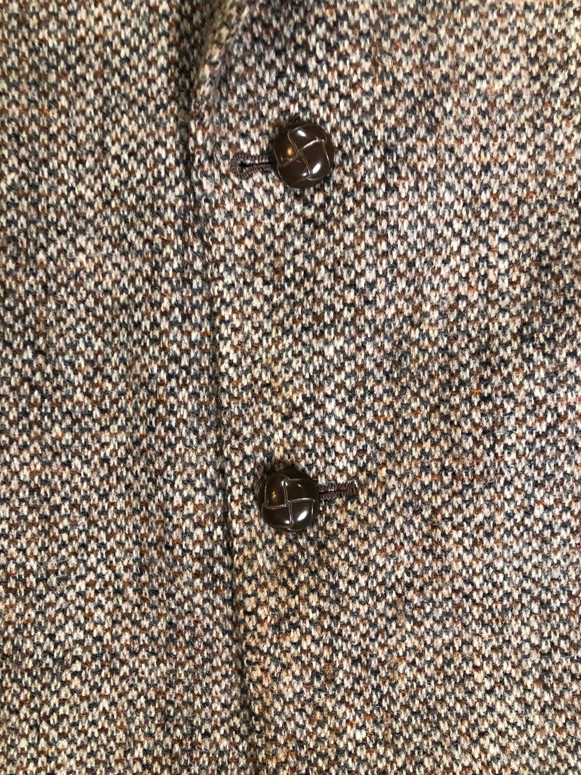 Kingspier Vintage - Harris Tweed beige with rust and grey flecks 100% wool tweed jacket. This jacket is a two button, notch lapel with two flap pockets, a breast pocket and two inside pockets. Made in Canada. Size 42R.