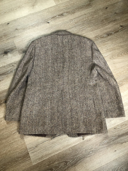 Kingspier Vintage - Harris Tweed beige with rust and grey flecks 100% wool tweed jacket. This jacket is a two button, notch lapel with two flap pockets, a breast pocket and two inside pockets. Made in Canada. Size 42R.