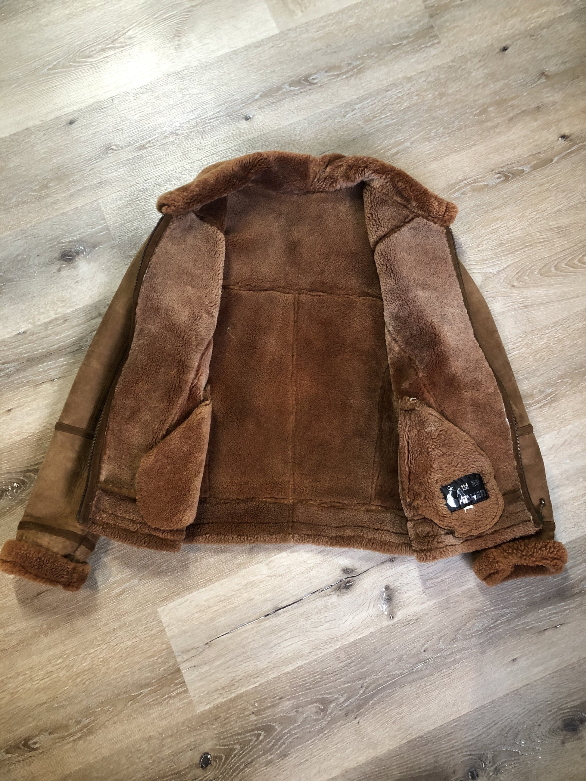 Kingspier Vintage - Hilshien brown shearling bomber coat with shearling trim and lining, zipper closure and slash pockets.