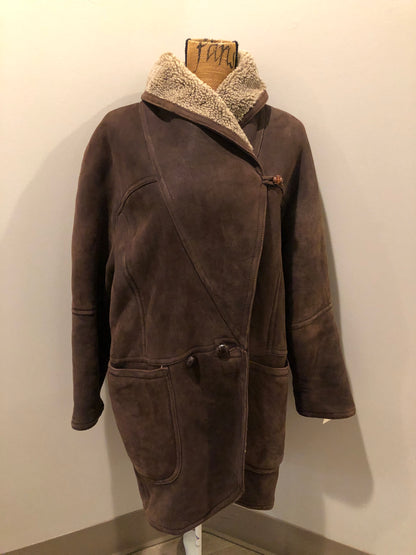 Kingspier Vintage - Positano Pelle dark brown shearling coat. This coat features shearling trim and lining, shall collar, wooden button closures and patch pockets. Made in Turkey. Size small.