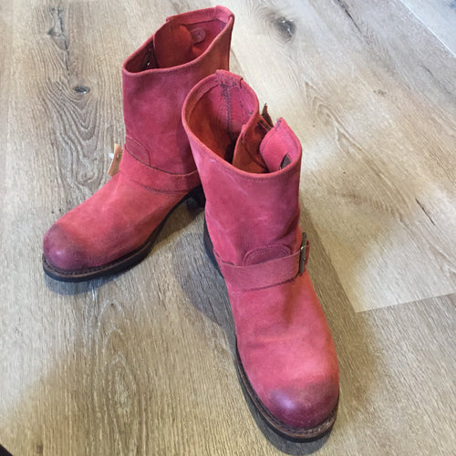 Kingspier Vintage - Rare vintage Shoe Company red suede easy engineer boots with Neoprene Cord Armortred oil resistant soles. Local 1776 Union made in Pennsylvania, USA.