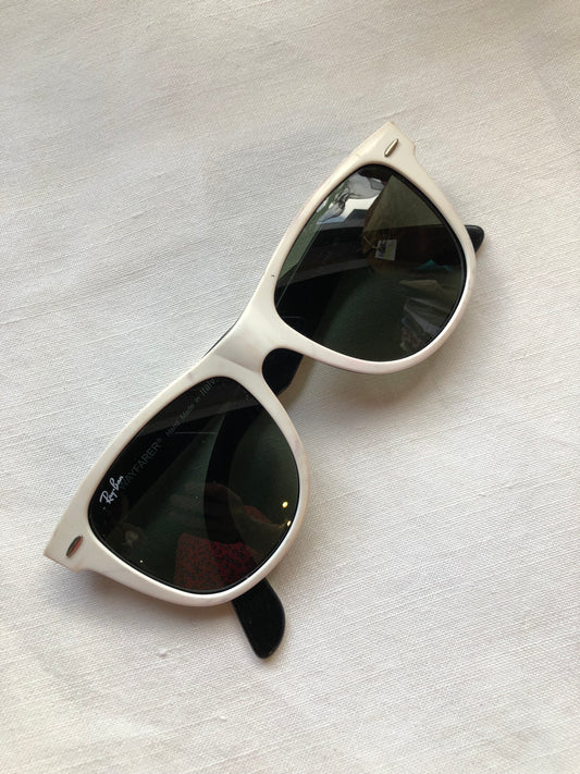 Kingspier Vintage - Ray-Ban Classic Wayfarer sunglasses with white front frame and black inside, silver metal hardware, square shape, green G-15 lens, class 3 lens. Made in Italy.