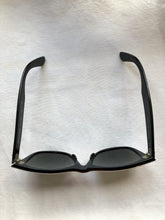 Load image into Gallery viewer, Kingspier Vintage - Ray-Ban Classic Wayfarer sunglasses with white front frame and black inside, silver metal hardware, square shape, green G-15 lens, class 3 lens. Made in Italy.

