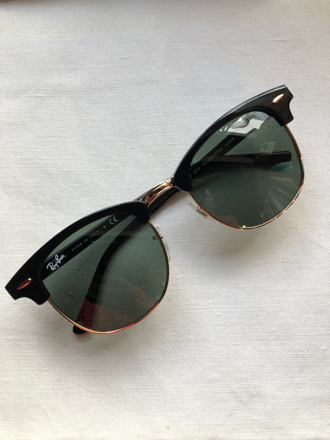 Kingspier - Ray-Ban Classic Clubmaster sunglasses with gloss black frame, gold metal lens trim and hardware, square shape, green G-15 lens, class 3 lens. Made in Italy.