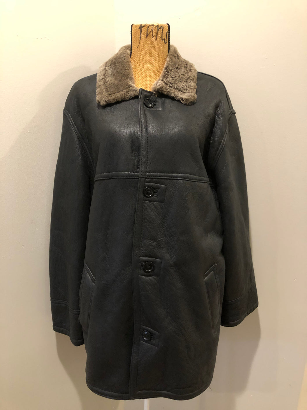 Kingspier Vintage - Keep Basic dark brown smooth leather shearling coat with button closures and three patch pockets. Made in Italy.
