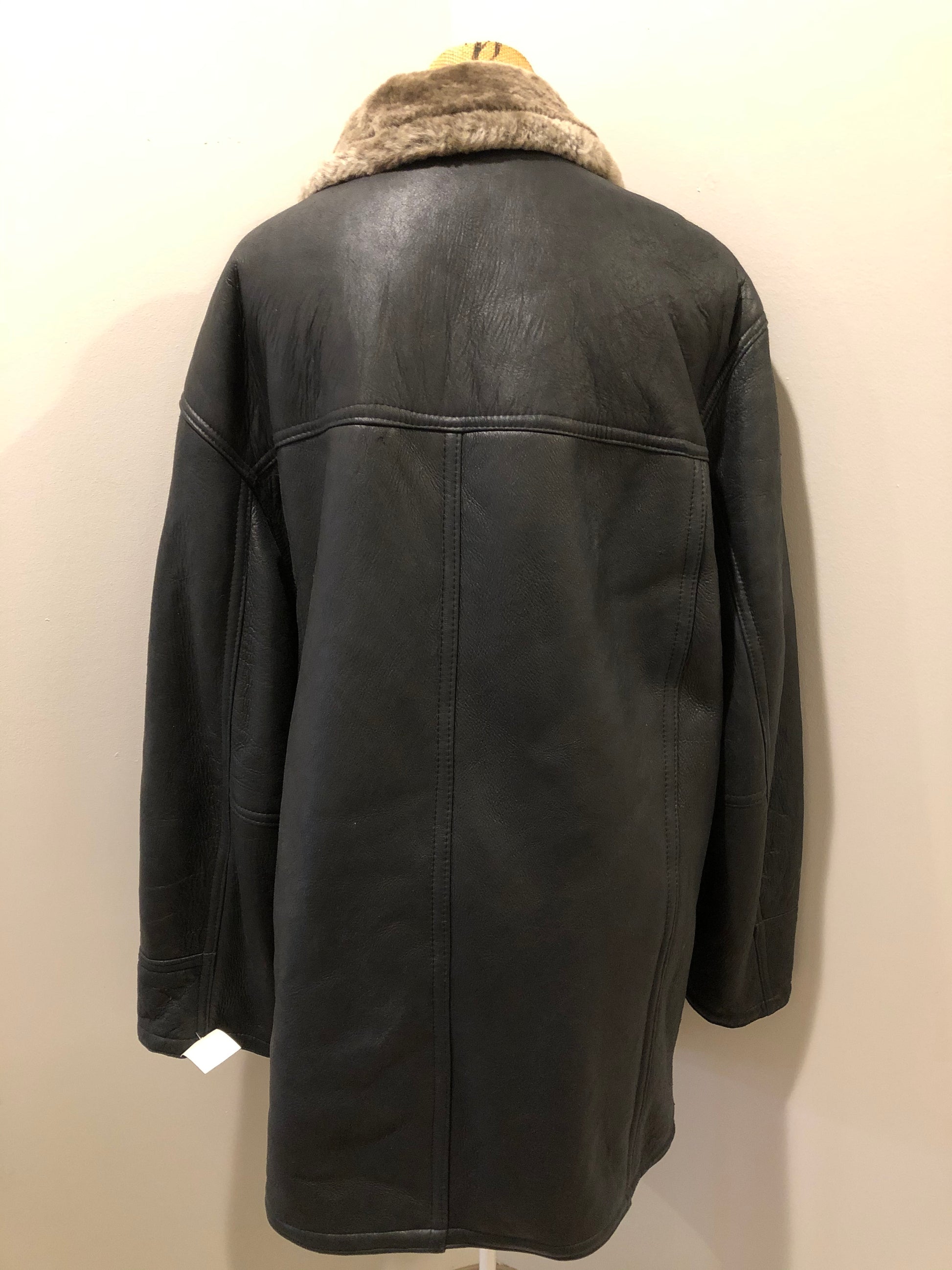 Kingspier Vintage - Keep Basic dark brown smooth leather shearling coat with button closures and three patch pockets. Made in Italy.