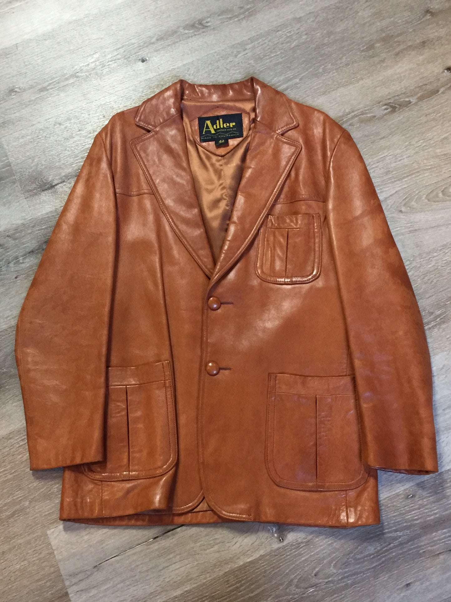 Kingspier Vintage - Alder brown leather jacket with button closures and three patch pockets. Made in California. Size 42.