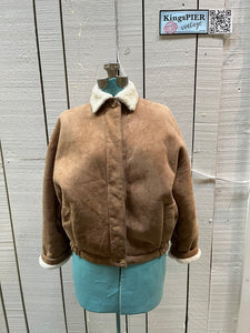 Vintage Perry Ellis Sawyer of Napa shearling jacket with zipper closure and vertical pockets.

Made in USA
Size 8